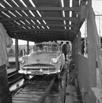 159475 Afbeelding van het parkeren van een auto op de dubbeldekwagen van een autoslaaptrein op het N.S.-station ...